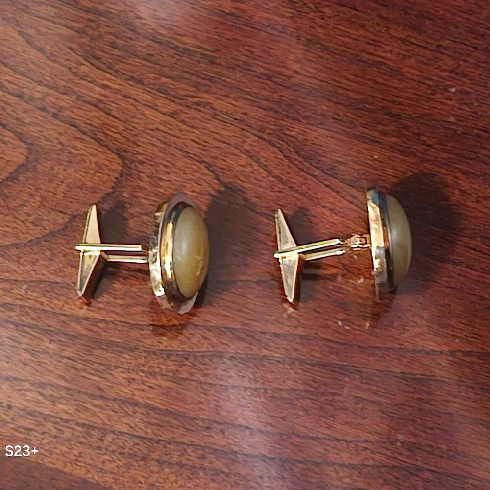 RARE SIGNED VINTAGE ESTATE GUMPS OVAL YELLOW JADE CABOCHON 14K GOLD CUFFLINKS
